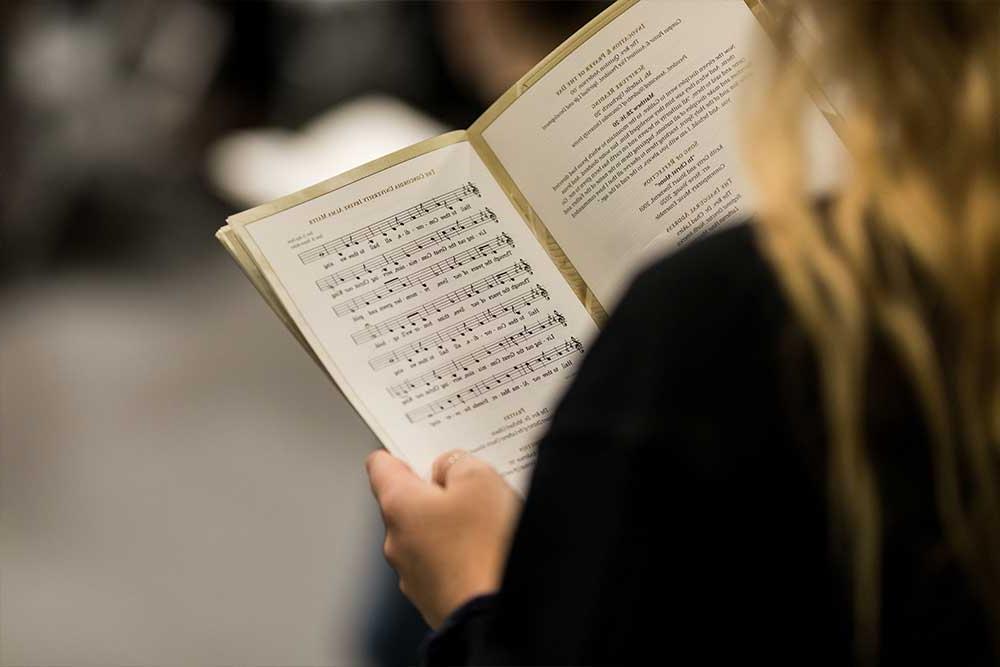 Guest reading the inauguration booklet