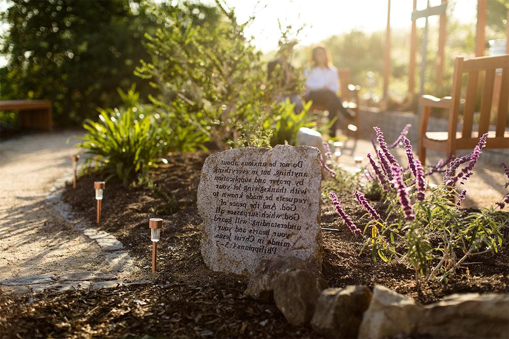 A scripture stone in the 祈祷花园 featuring Philippians 4:3-7 